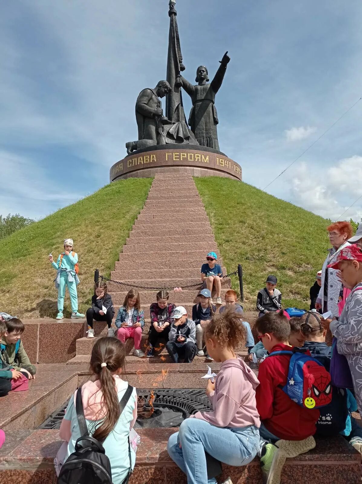 Акция журавли ко дню памяти и скорби. День памяти и скорби в пришкольном лагере. Скорбь Журавли. Белые Журавли символ памяти и скорби. 9 Мая день памяти и почестей.