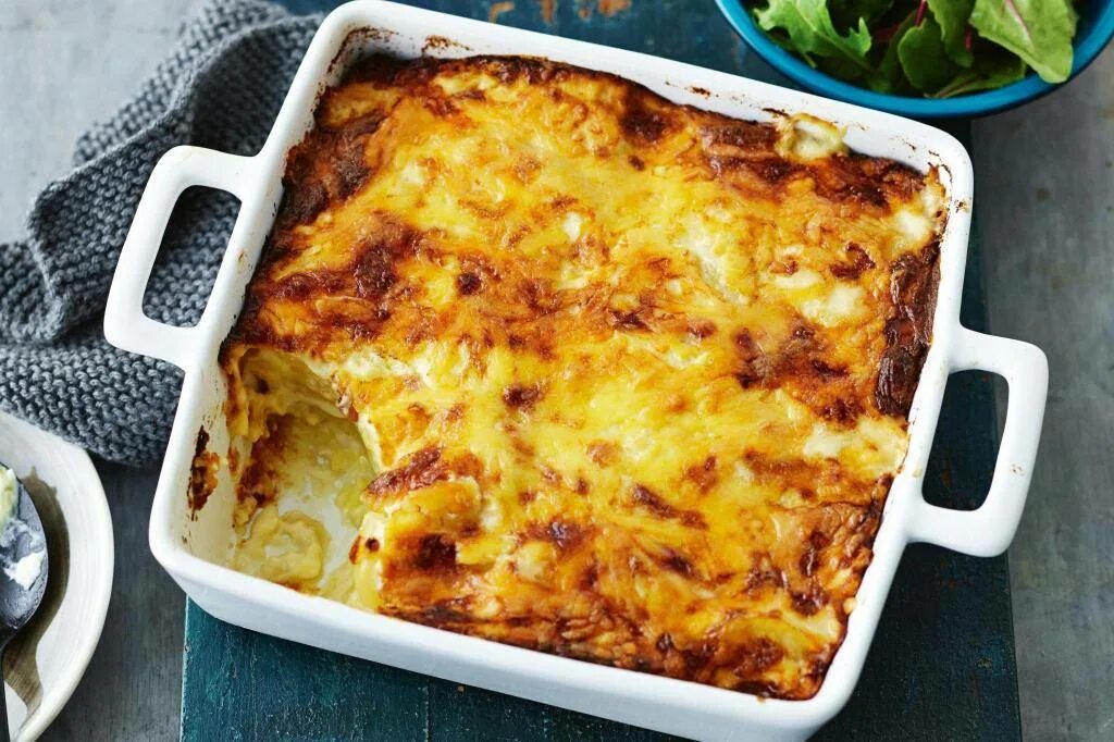 Картошка по французски. Мясо по-капитански в духовке с картошкой. Картофель по-французски в духовке. Картошка по-французски с мясом в духовке