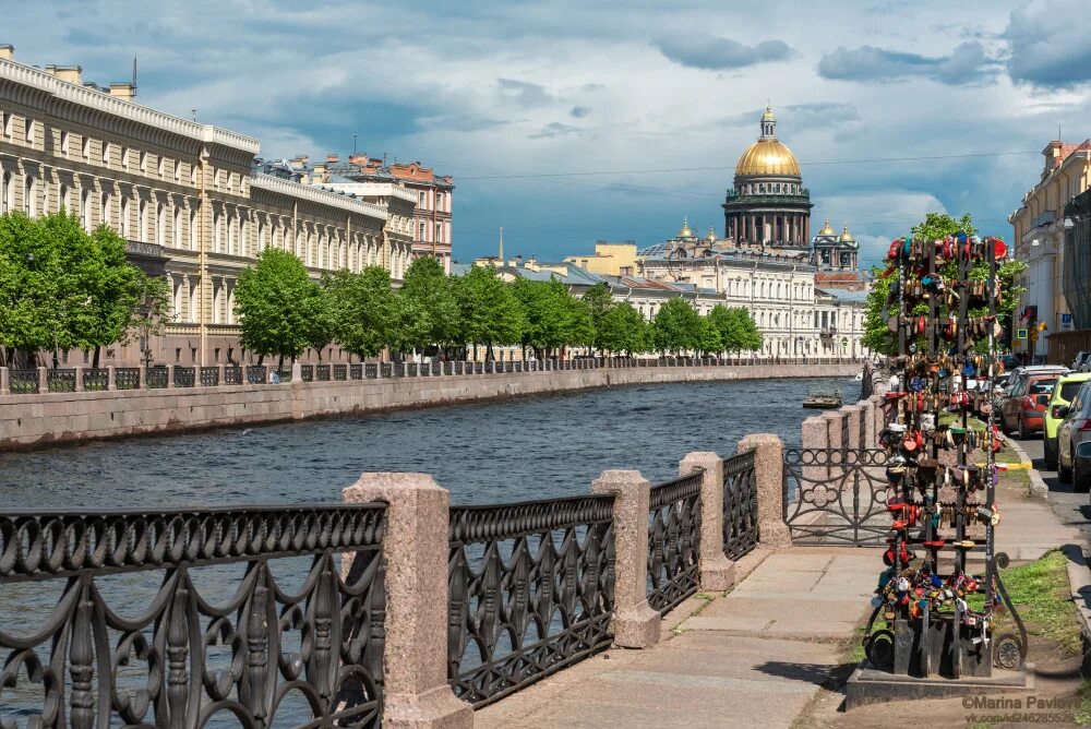 Адмиралтейская набережная в Санкт-Петербурге летом. Набережная реки мойки Исаакиевский. Будет лето в питере