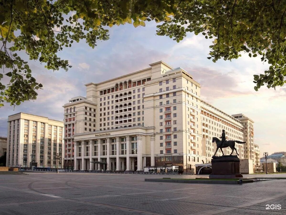 Охотный ряд 2 гостиница. Отель four Seasons в Москве. 4 Seasons Москва отель. Гостиница Москва four Seasons Hotel. Охотный ряд 2 гостиница four Seasons.