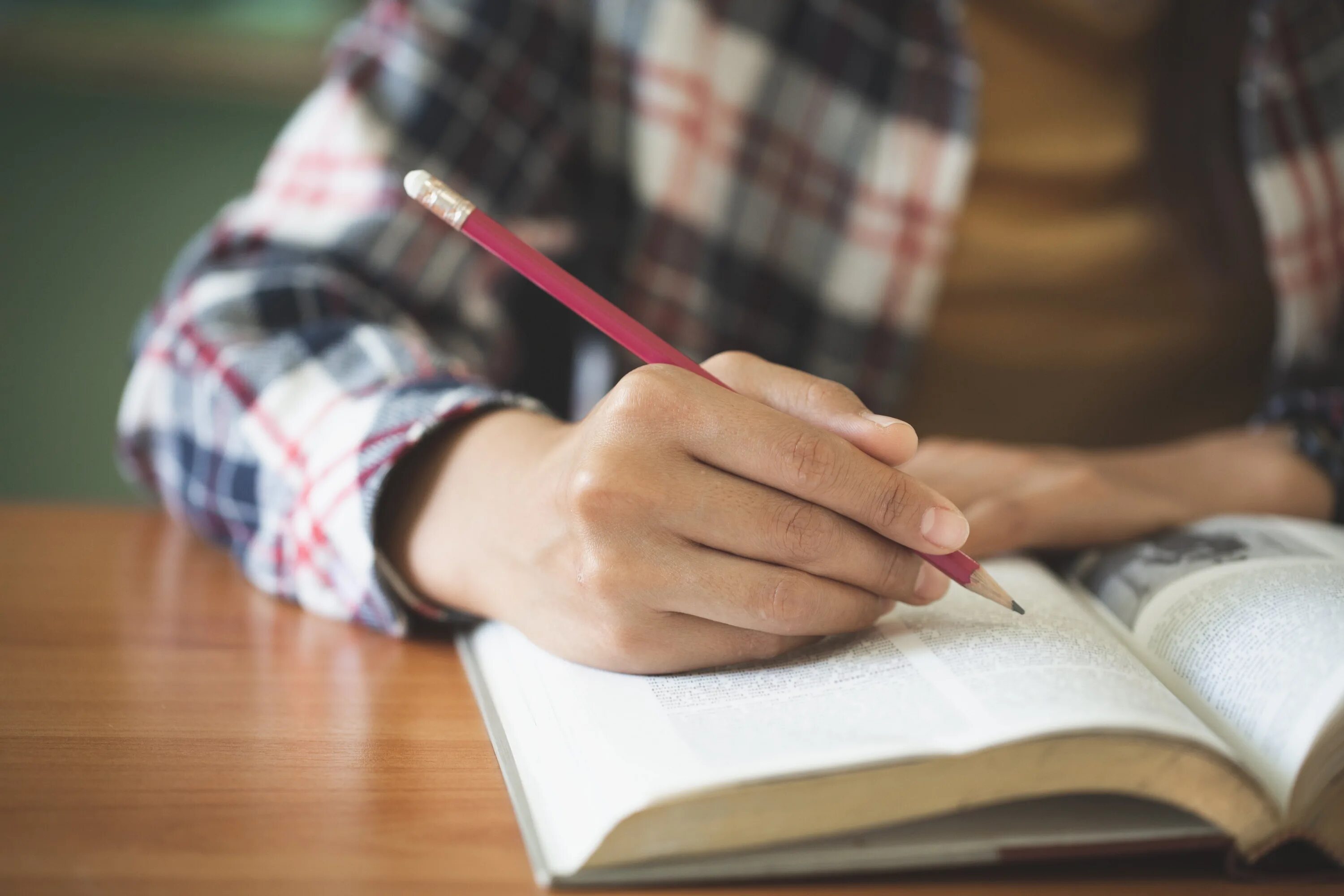 Начинающий писатель с чего начать. Студент пишет. Писать книгу. Книжака ЕГЭ ISTOCK В руках. Фото из экзамена рука и ручка.
