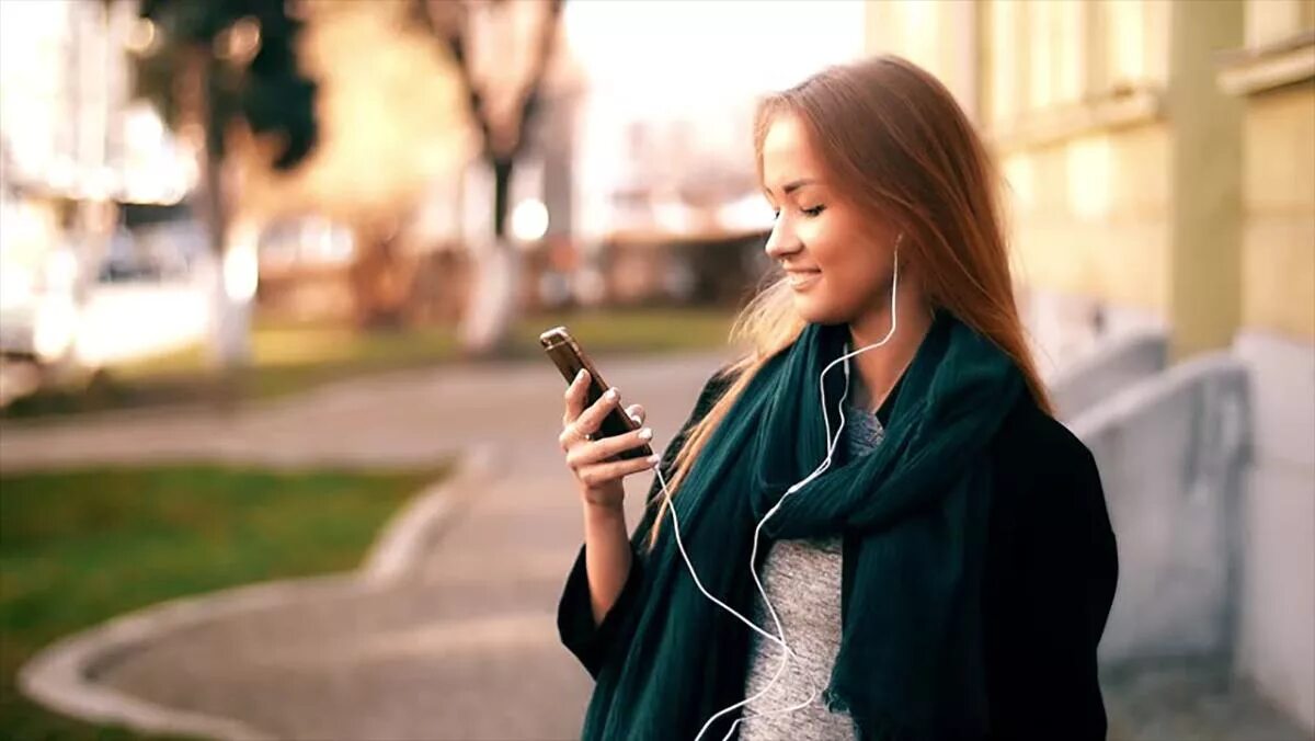 Women with Earphones. Girl in Earphones. Girl wearing aipods Headphones on the Street. Listening English. Слушать зачем не знаю