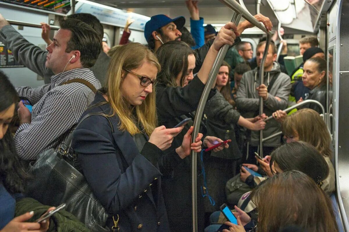 Метро мобильные телефоны. Толпа людей в метро. Толпа в вагоне метро. Много народу в метро. Общественный транспорт толпа.