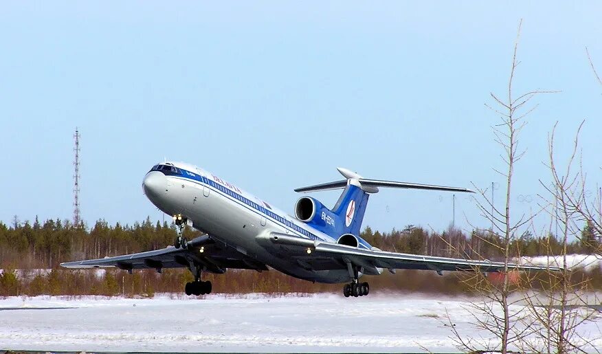 Аэропорт Ноябрьск. Ноябрьск город аэропорт. Ноябрьск самолеты аэропорт. Самолёт Ямал город Ноябрьск. Авиарейсы ноябрьска