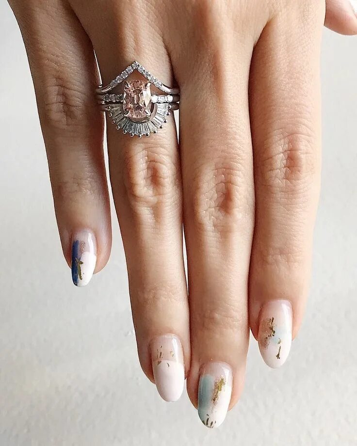 Маникюр с кольцом. Дизайн ногтей кольца. Gold nails ring. Красивые руки с маникюром и кольцами. Маникюр с кольцом.