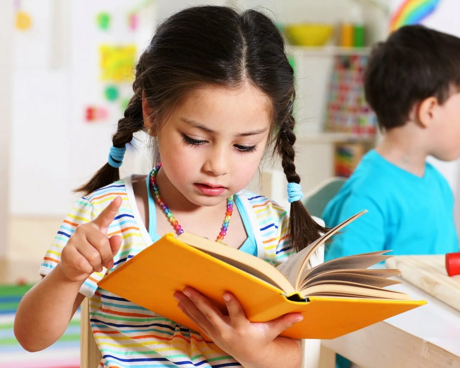 Student children. Старшие дошкольники. Подготовка ребенка к школе. Школьник и дошкольник. Дети обучаются чтению.