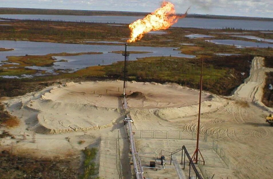 Попутный нефтяной ГАЗ месторождения. Факел сжигания попутного газа. Попутный ГАЗ факел Нижневартовск. Попутный нефтяной ГАЗ факел. Факелы сжигания попутного газа