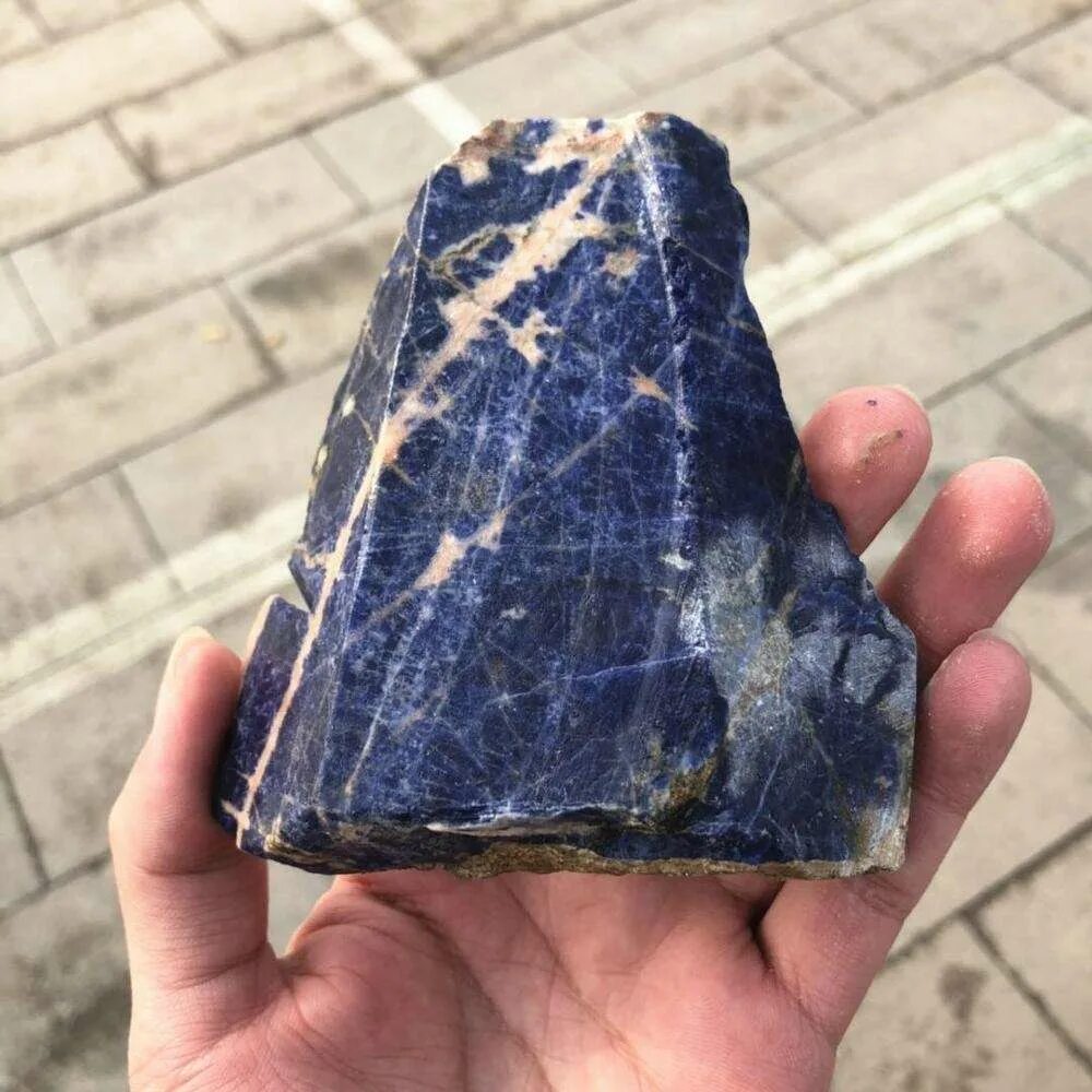 Камень содалит бежевый. Санлайт содалит камень темно синий. Содалит камень. Содалит / минерал. Содалит / минерал.