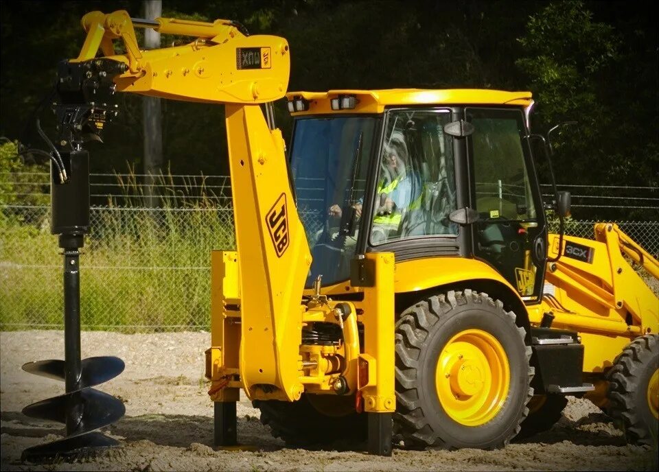 Уровень в экскаватор. Ямобур JCB 3cx. Гидробур для JCB 4cx. Гидробур на JCB 3cx. Ямобур для экскаватора погрузчика JCB 3cx.