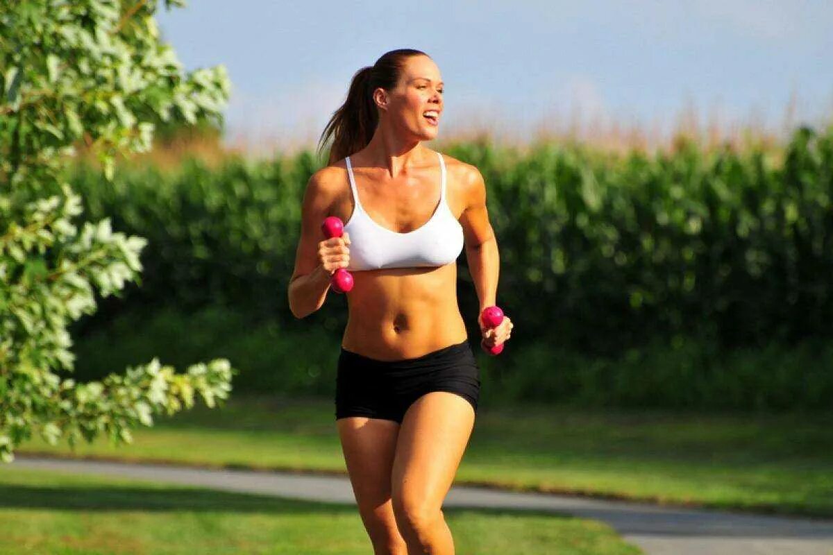 Силовая ходьба что это. Заниматься спортом. Бег девушки. Занятия бегом. Отличная физическая форма.