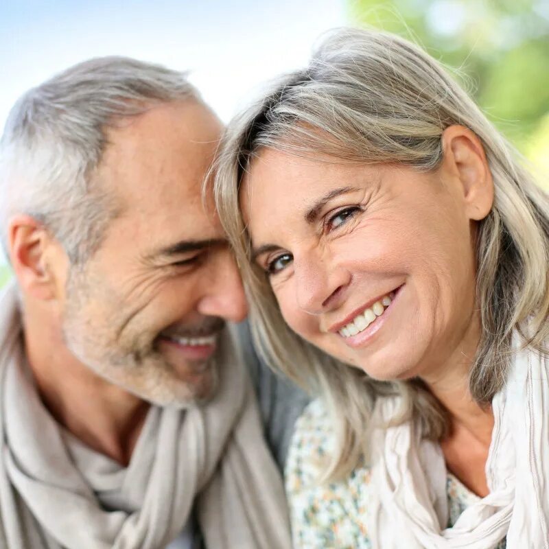 Взрослые семейный пара. Счастливая взрослая пара. Гармоничные отношения с родителями. Влюбленные в возрасте. Мужчина и женщина в возрасте.