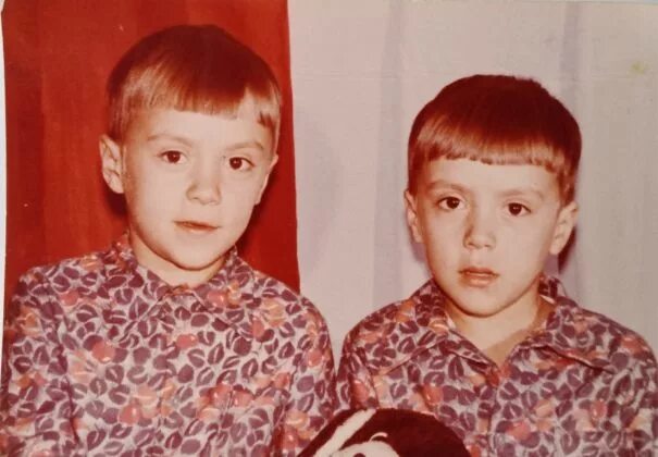 Брат близнец жил в. Братья Пономаренко. Братья Пономаренко детство. Братья Близнецы Пономаренко. Братья Пономаренко в молодости.