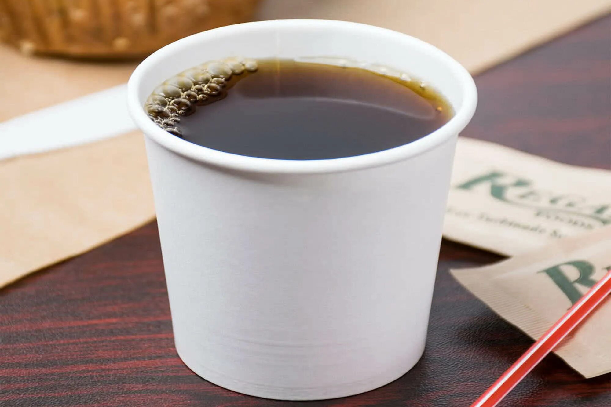 Стакан черного чая. Чай в стакане. Стаканчик с чаем. Одноразовый стаканчик с чаем. Чай в бумажном стакане.