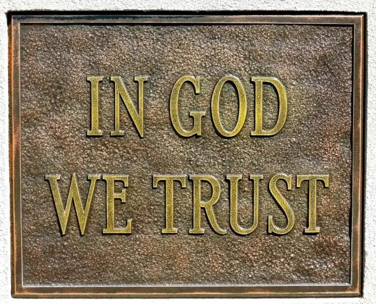 Перевод in god we trust на русский. In Gods we Trust. “In God we Trust” без фона. Знак in God we Trust. Картинки надписи in God we Trust.