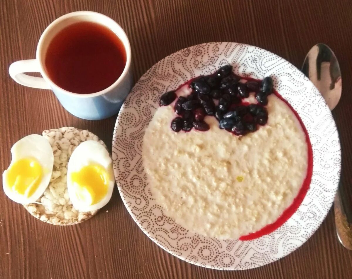 Завтрак каша и чай. Каша на завтрак. Утренняя каша. Домашний завтрак. Завтрак с кофе и кашей.
