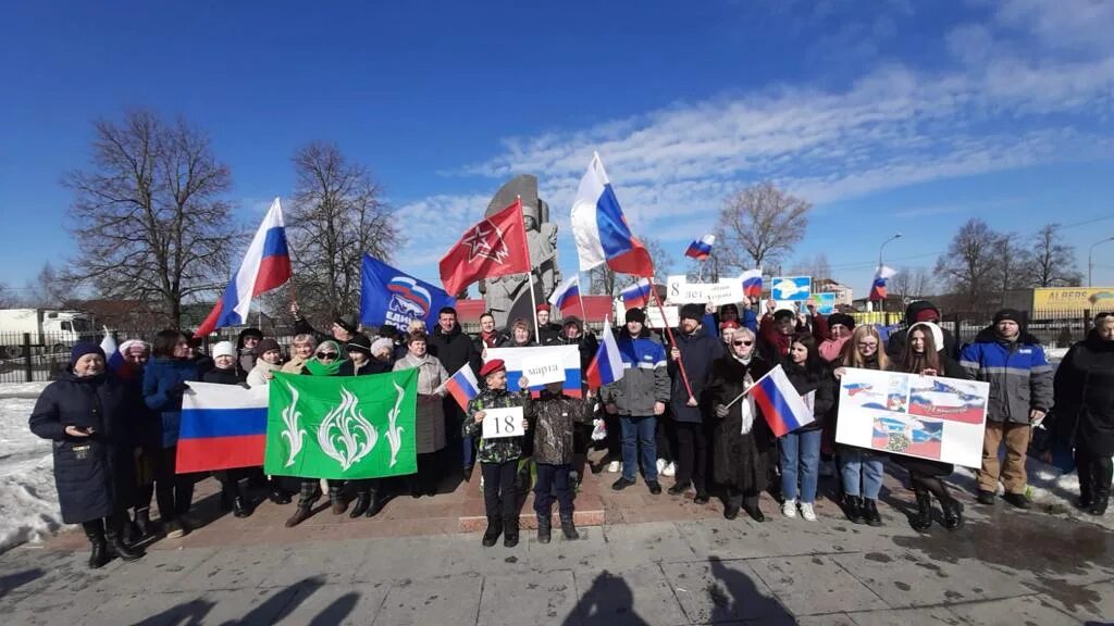 Митинг концерт 10 лет в родной гавани. Воссоединение Крыма с Россией. Акция посвященная присоединению Крыма. Акция воссоединение Крыма с Россией в школе. Митинг в честь присоединения Крыма радость.