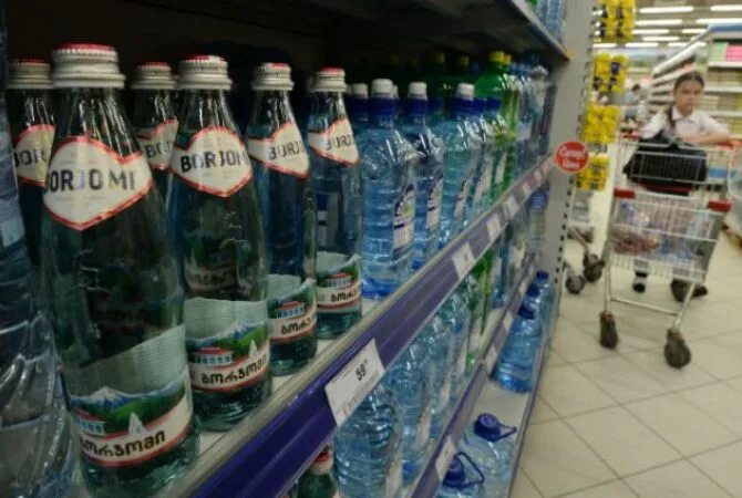 Лазаревская минеральная вода. Негазированная минеральная вода. Вода в магазине. Гонжинский завод минеральных вод. Вода минеральная арза природная лечебно-столовая газированная 1.