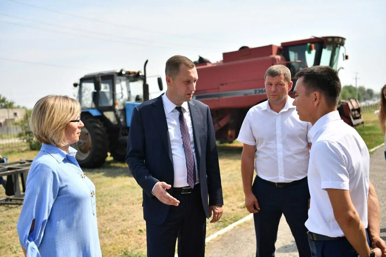 Губернатор Саратовской области Бусаргин. Бусаргин в Перелюбе. Перелюб Саратовская область. Перелюбский аграрный техникум. Новости саратовская область за сутки