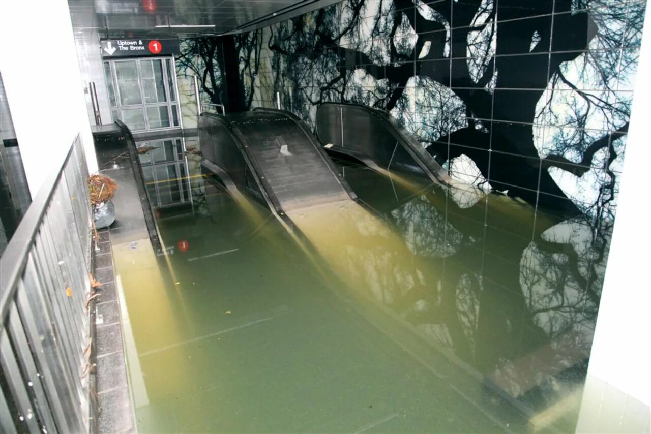 Затопленное метро Праги 2002. Затопленное метро в Москве. Потоп в метро Нью Йорк. Потоп Прага 2002 метро. Затопит ли вокзал