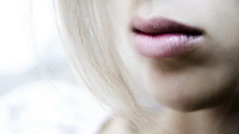 У девушки видны губы