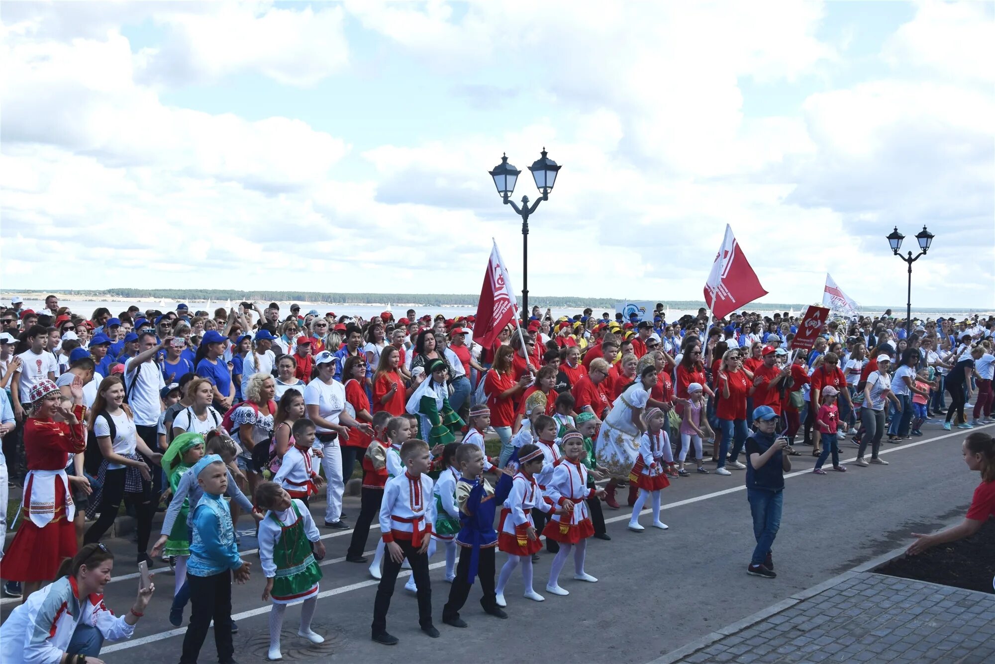 Сколько сегодня в чебоксарах. Жители города Чебоксары. День города Чебоксары 2019. Чебоксары 550. Зарядка со звездой.