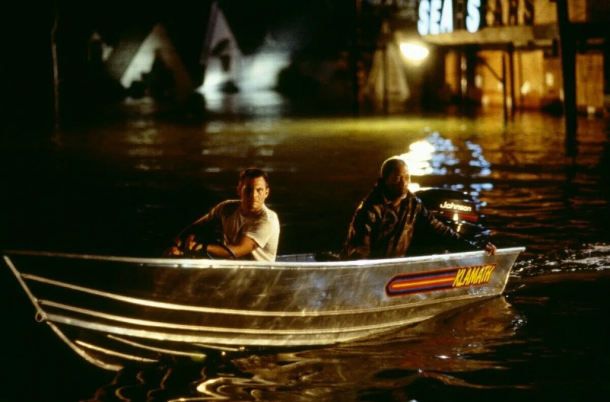 Ливень. Ливень фильм 1998 кадры. Кристиан слэйтер ливень. Ливень содержание. Проливной дождь.