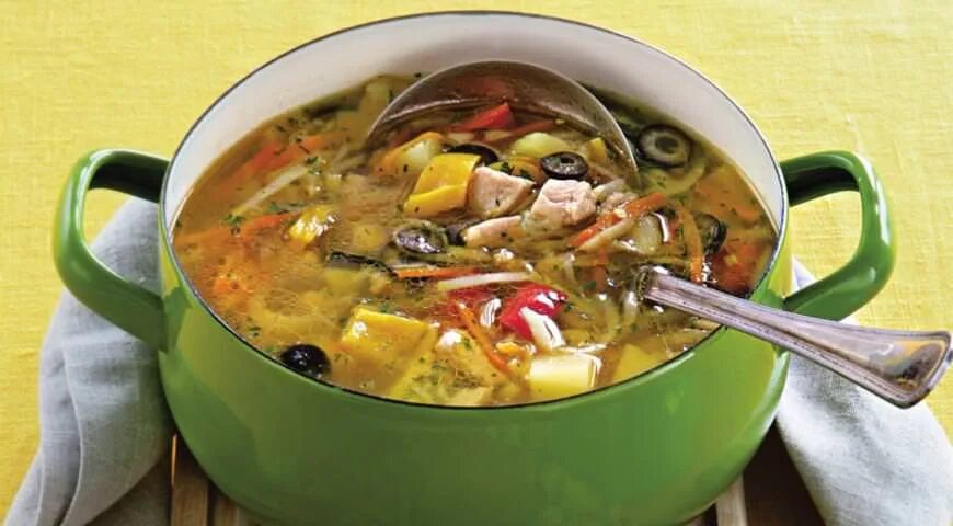 Суп на костях индейки. Суп из индейки. Овощной суп с индейкой. Суп из индюка. Суп с индейкой и овощами.