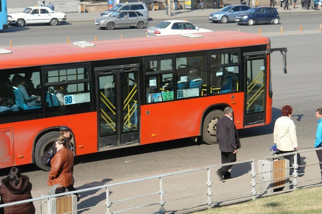 Первый автобус красноярск. Автобус. Автобус Красноярск. Автобус 90. Автобус 2 Красноярск.