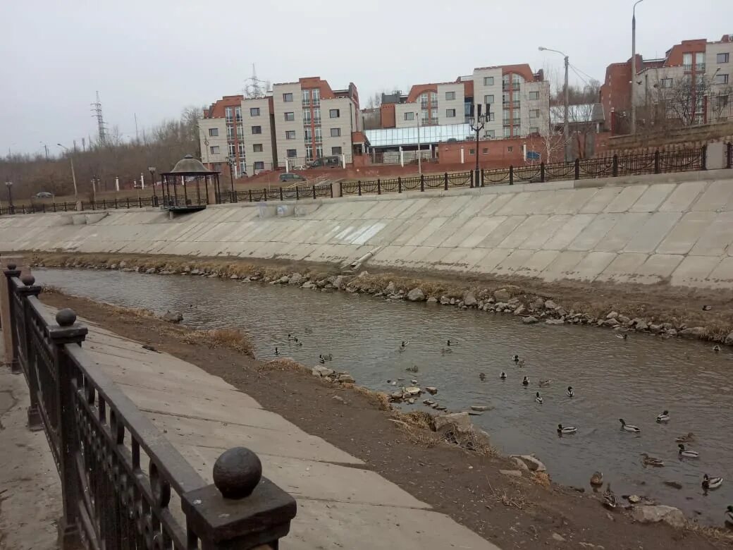 Мост через реку кача красноярск. Погода кача красноярск. Набережная качи красноярск. Река кача наводнение красноярск. Набережная реки кача красноярск.