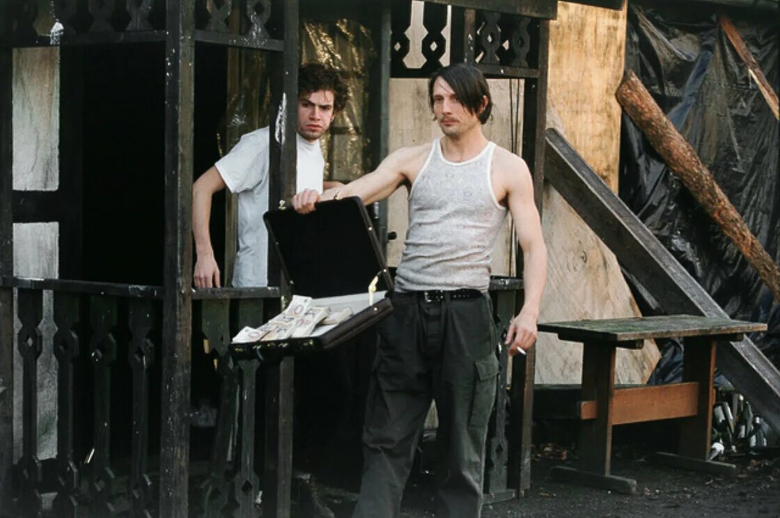 Мадс миккельсен мерцающие огни. Мерцающие огни фильм 2000. Мадс миккельсен мерцающие огни. Мерцающие огни фильм 2000. Световые блики.