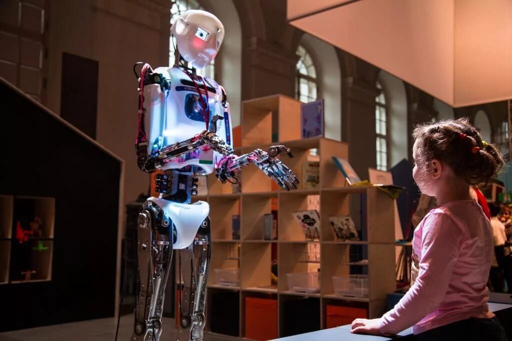 Робот с искусственным интеллектом. Роботы будущего. Робот человек. Школа будущего с роботами.