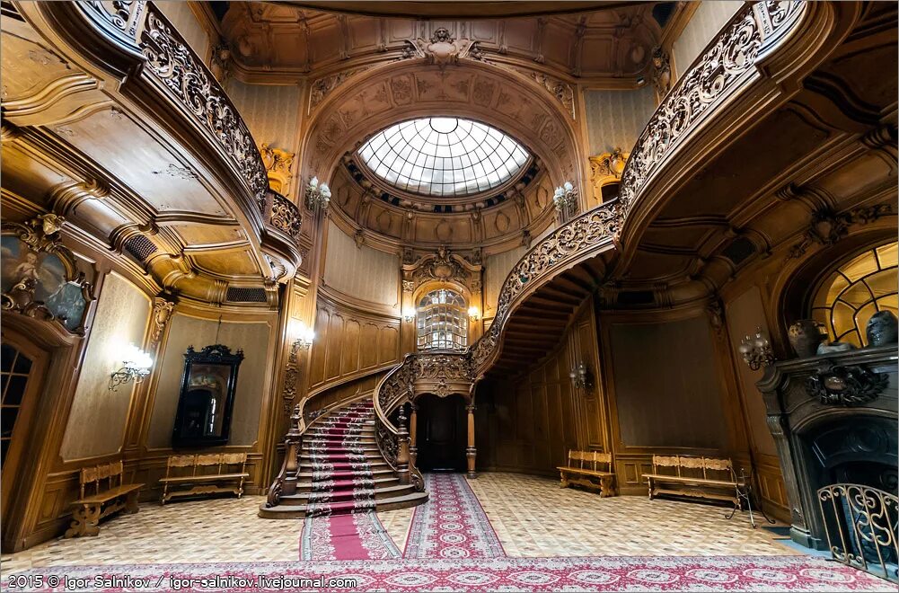 расположенная в здании времен