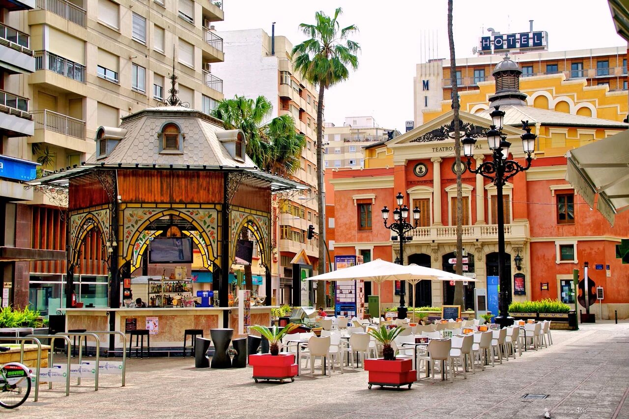 Лас фальяс праздник в испании. Castellon испания. La valencia. Шелковая биржа в валенсии. Город искусств и наук валенсия испания 1996 сантьяго калатрава.