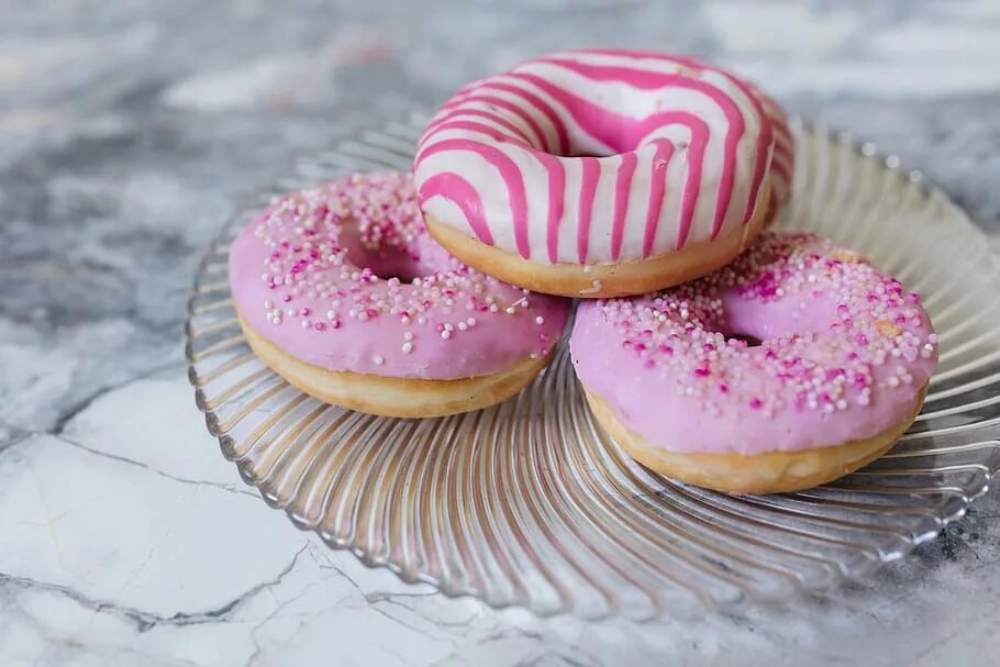 Сладкий печеный. Пончики Dooti Donuts. Пончик с глазурью. Пончик с розовой глазурью. Розовый пончик со сладостями.