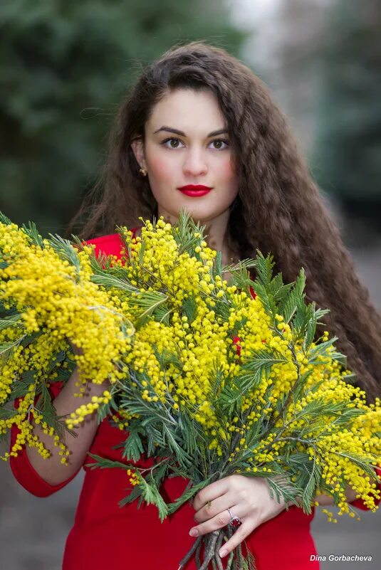 Фото с мимозой девушка. Фотосессия с мимозой. Девушка с мимозой. Фотосессия с мимозой на улице. Девушка с букетом мимозы.