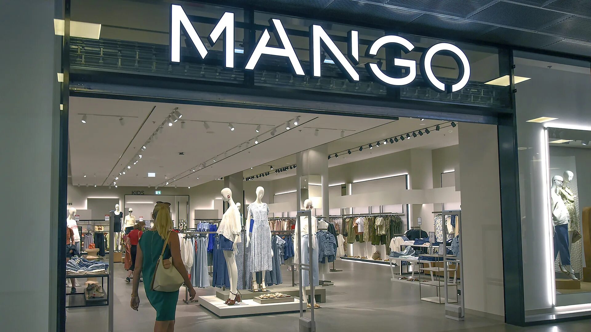 Манго магазин. Mango бренд. Манго магазин одежды. Манго магазин в Испании.