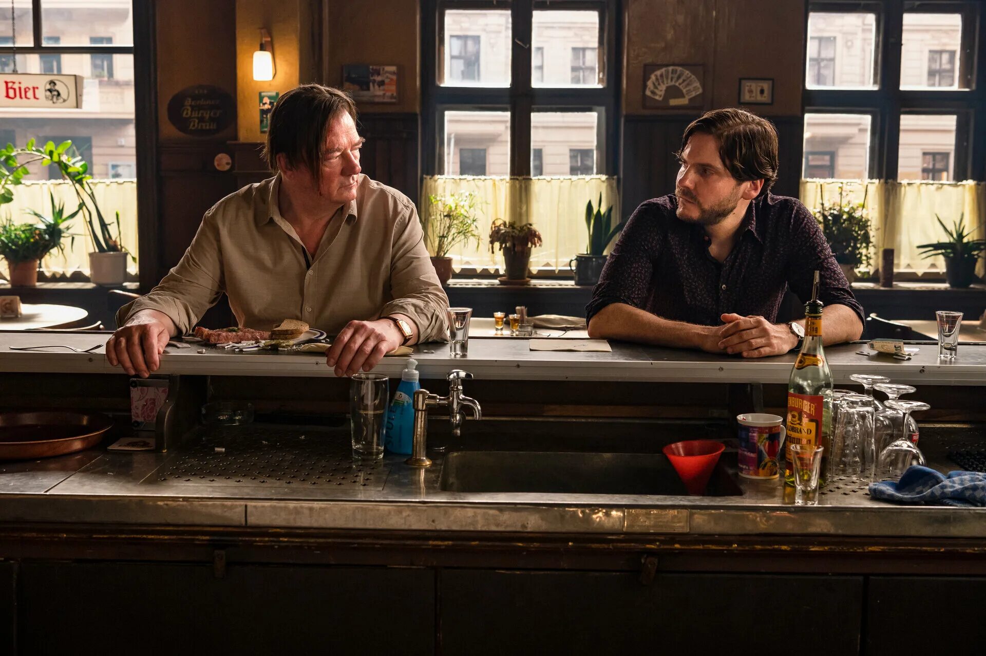 по соседству 2021. петер курт и даниэль брюль. по соседству даниель брюль. даниэль брюль 2021. по соседству 2021.