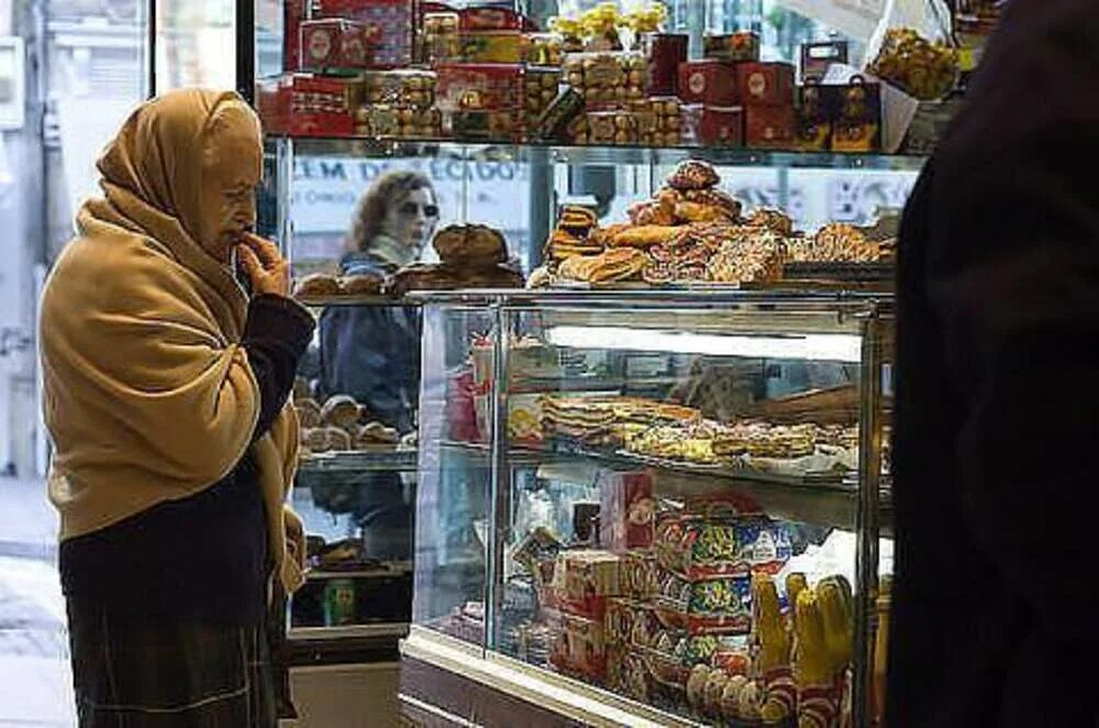 Бабка в магазине. Бабушка в магазине. Бедная бабушка у витрины продуктового. Старушка в магазине. Бабушка на кассе.