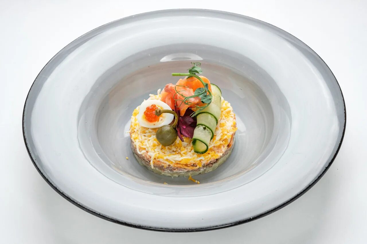 салат мимоза в ресторане. цукини от шефа. мимоза от шеф повара.