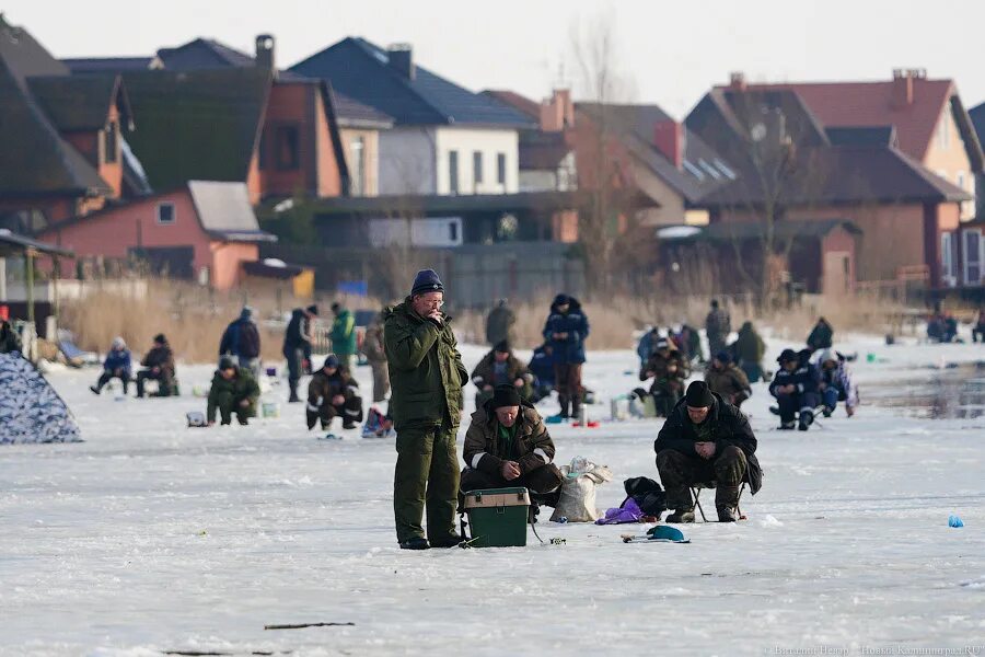 Рыбалка в калининграде сегодня. Зимняя рыбалка в Калининграде 2021. Рыбалка в Калининграде 2022. Лед на Озерах Калининградской области сегодня. Фото Калининград рыбаки.