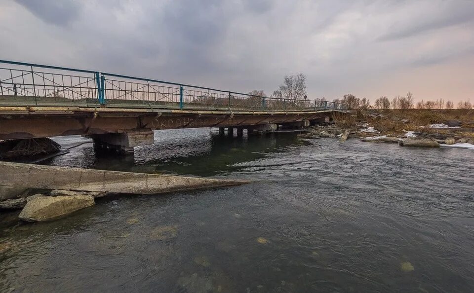 Орск на реке стоит город. Река Урал Орск. Орск река Урал мост. Реке Урал Орск 2022. Мост через реку Урал Орск.