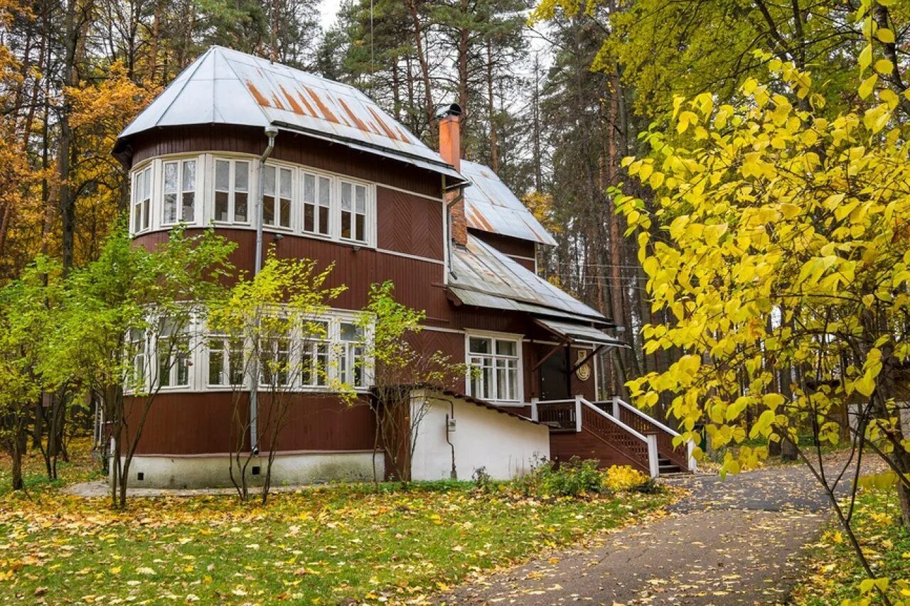 Дома известных писателей. Дом-музей Пастернака в Переделкино. Дача Пастернака в Переделкино. Переделкино писательский поселок Пастернак. Переделкино дачи писателей.