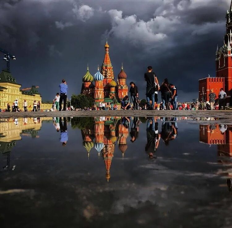 Сутки москва. Красная площадь дождь. Красная площадь осень. Кремль дождь. Москва красная площадь осенью.