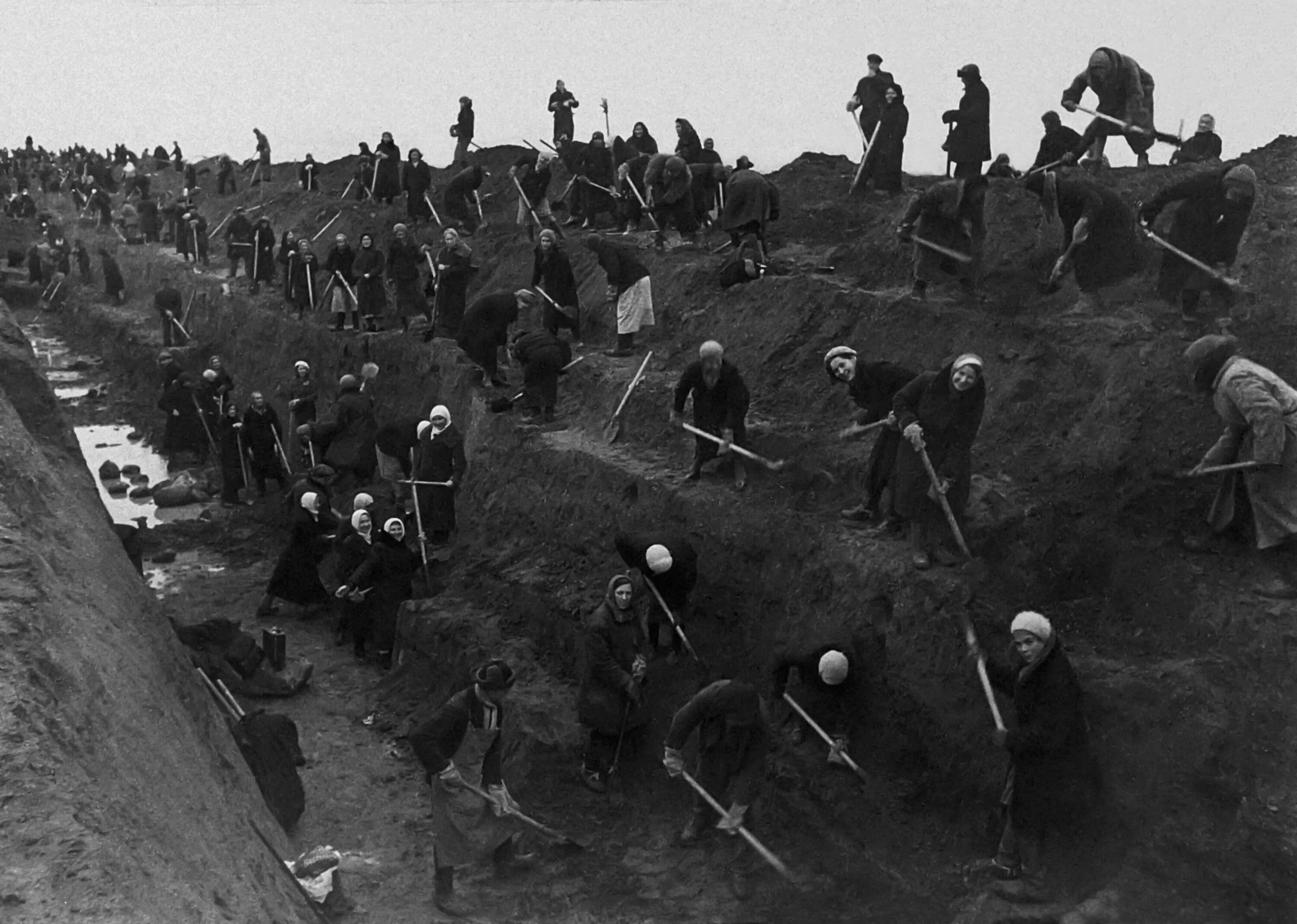 Старое окружение. Сурский рубеж противотанковые рвы. Противотанковый ров 1941. Окопы и противотанковые рвы Тула 1941. Тула противотанковые рвы.