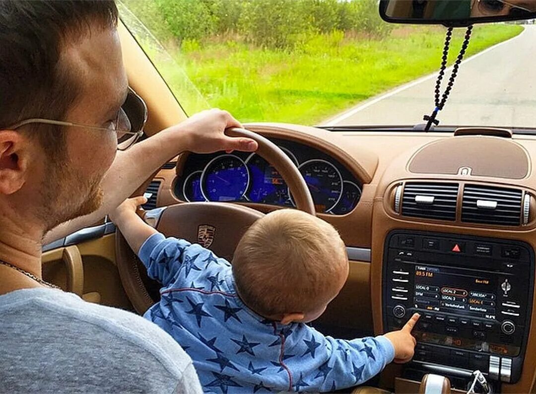 Повтори едем. Ребенок за рулем. Ребёнок за рулём машины. Машина для детей. Папа за рулем с малышом.