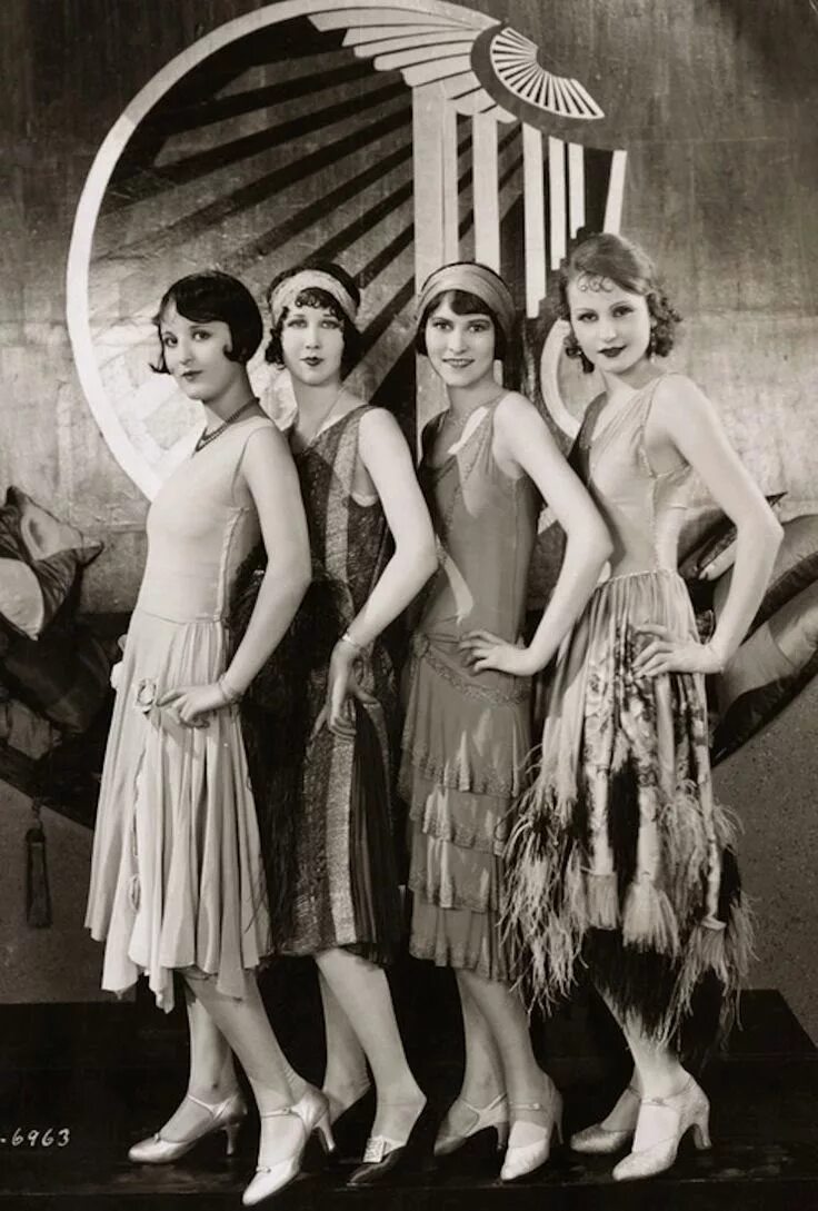 В 20 годы был стиль. 1920е мода в США. Ревущие 20-е мода. Колин Мур мода 20х. Флэпперы 1920-е.