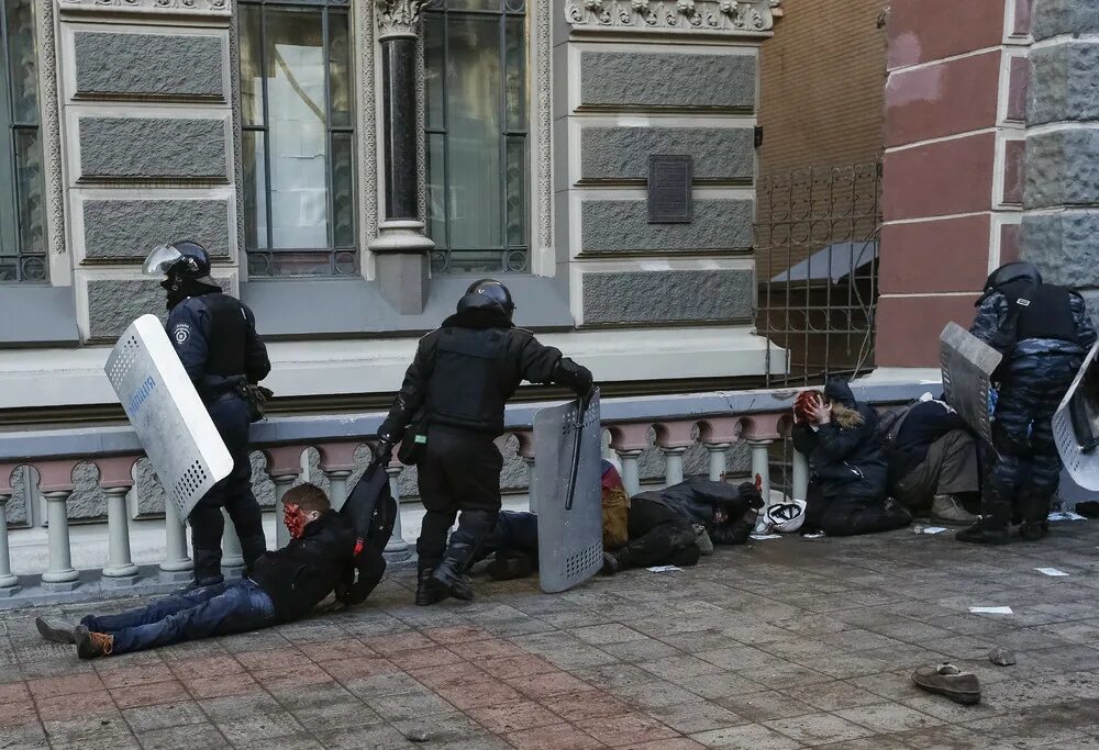 Сколько погибло беркута на майдане. Майдан на Украине в 2014 Беркут. Погибшие беркутовцы на Майдане.