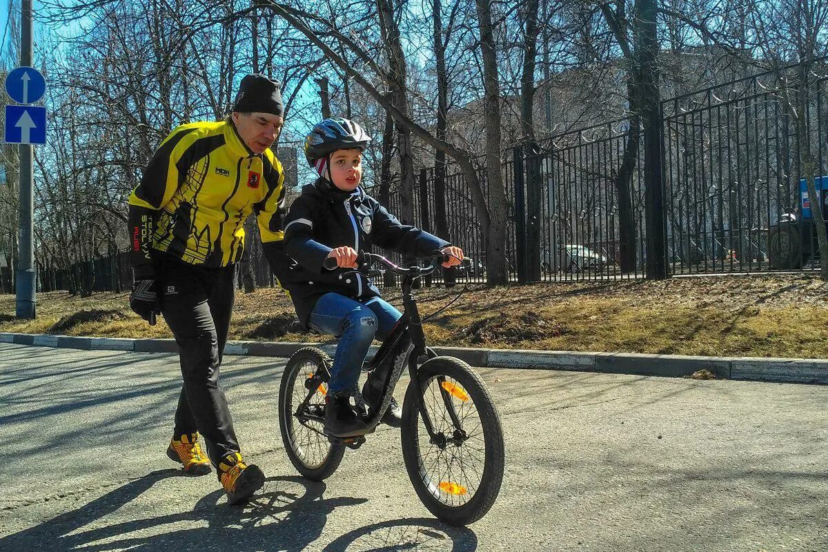 Велосипед для мальчика 14 лет. Дети катаются на велосипеде. Мальчик на велосипеде. Мальчик катается на велосипеде. Велосипед для катания с ребенком.