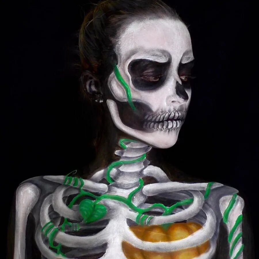 Необычный бодиарт. Красивый скелет девушки.
