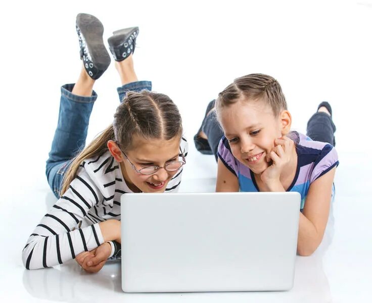Компьютер для детей. Мальчик и девочка с компьютером. Маленький компьютер для детей. Ребёнок играет в компьютер.